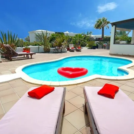 In Playa Blanca Sleeps 6 With Pool And Wifi Villa *